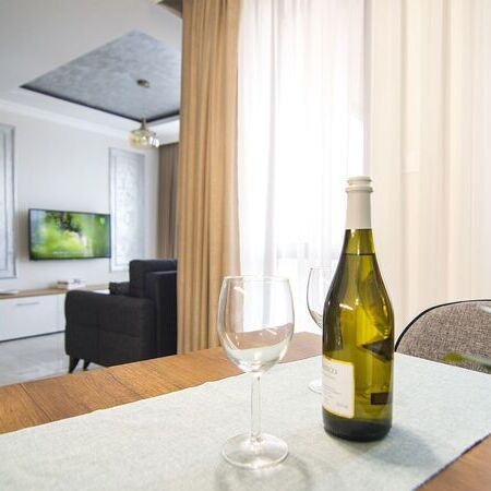 Glas und Flasche Champagner